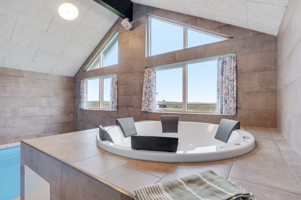 Njut av spabadets värme i lyxstuga nr 551 i Vestjylland