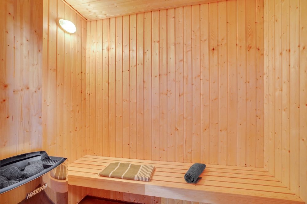 Njut av bastuvärmen i lyxstuga nr 551 för 24 personer