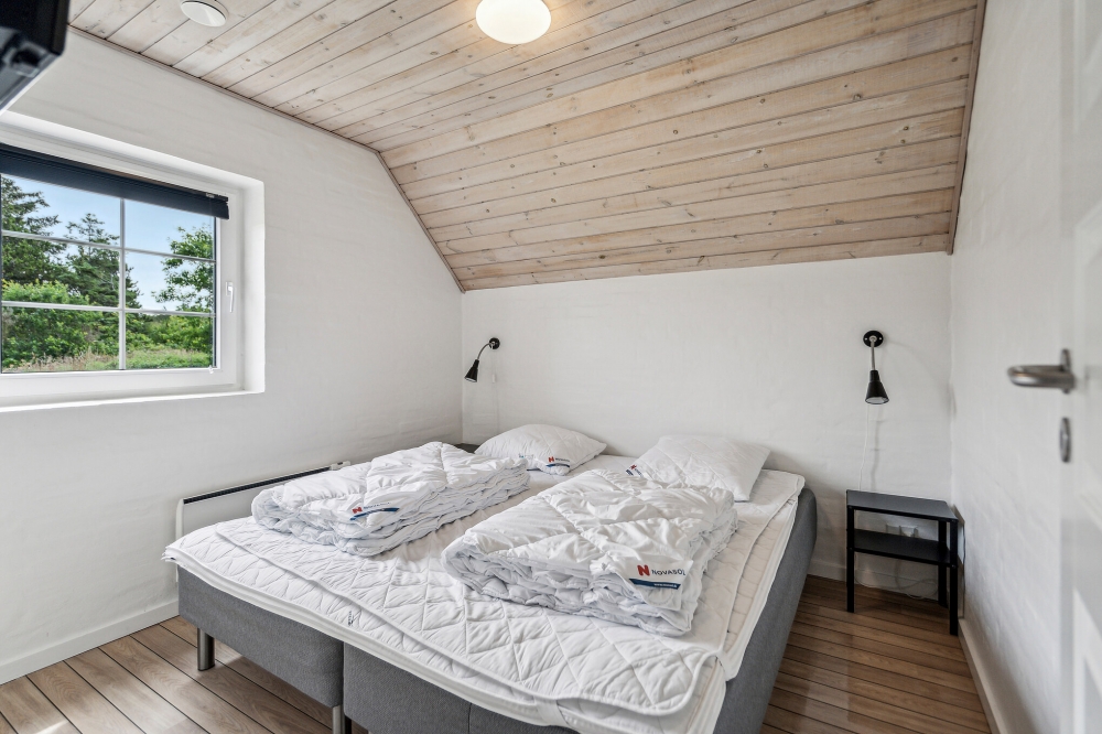 Ett av de 6 utmärkta sovrummen i lyxstuga nr 572 i Vestjylland.