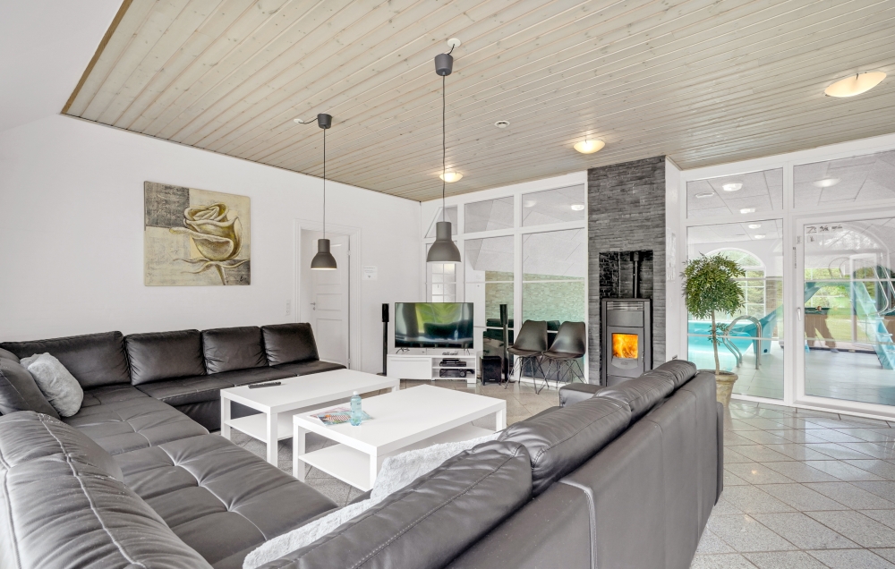 Det stora ljusa vardagsrummet i lyxstuga nr 573 för 14.