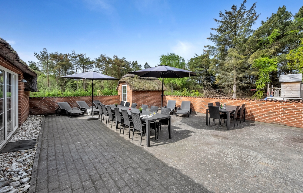 Njut av en grillkväll på terrassen i lyxstuga nr 574 i Vestjylland