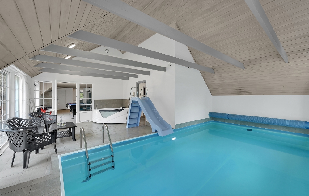 Sommarstuga 574 är inredd med en smakfull poolavdelning som har vattenrutschbana, ett stort inbyggt spapad och bastu