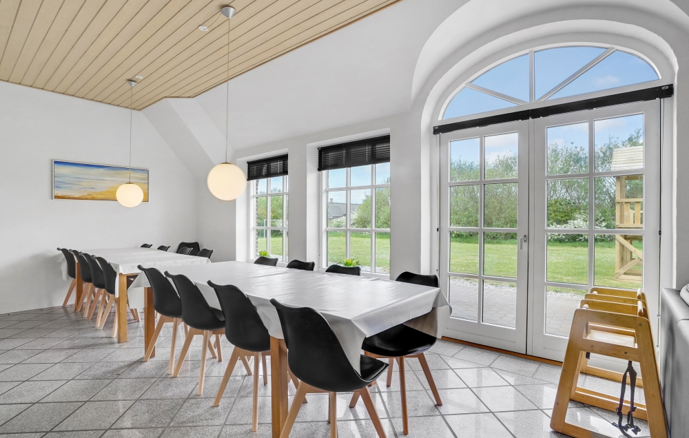 Det stora ljusa vardagsrummet i lyxstuga nr 576 för 14.