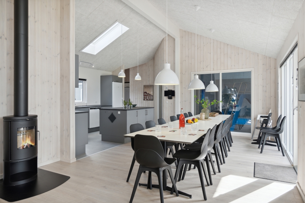 Det stora ljusa vardagsrummet i lyxstuga nr 577 för 18.