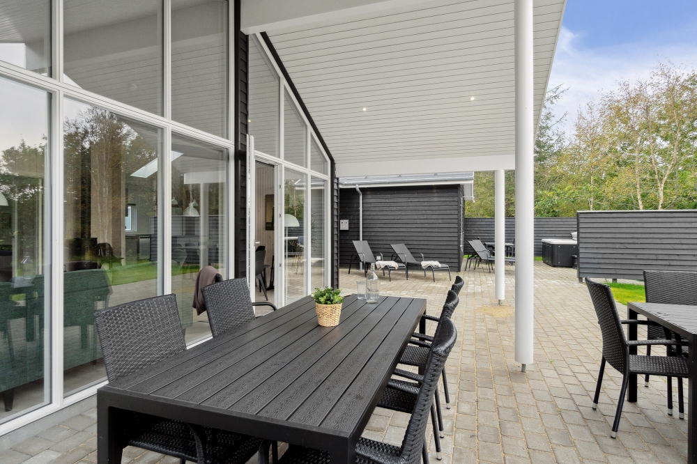 Njut av en grillkväll på terrassen i lyxstuga nr 577 i Nordjylland
