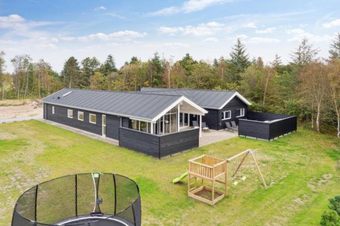 Den praktfulla poolstugan nr 577 med plats för 18 personer ligger i Nordjylland