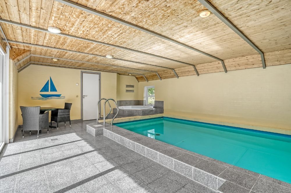 Sommarstuga 552 är inredd med en smakfull poolavdelning som har vattenrutschbana, ett stort inbyggt spapad och bastu
