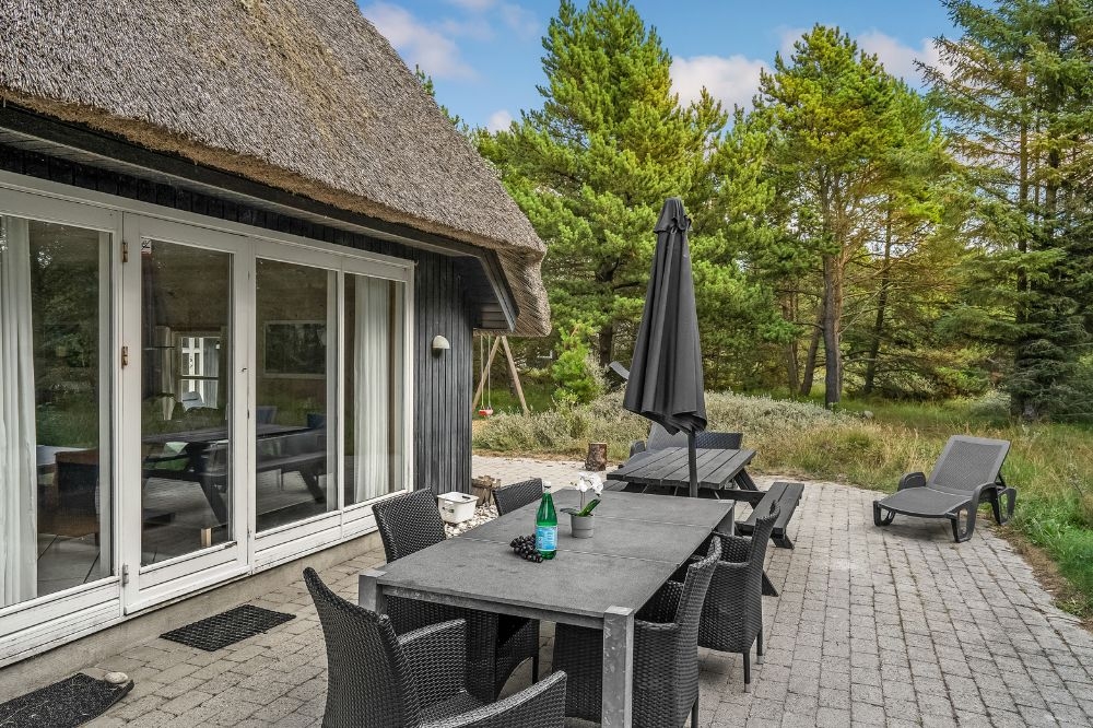 Njut av en grillkväll på terrassen i lyxstuga nr 552 i Vestjylland