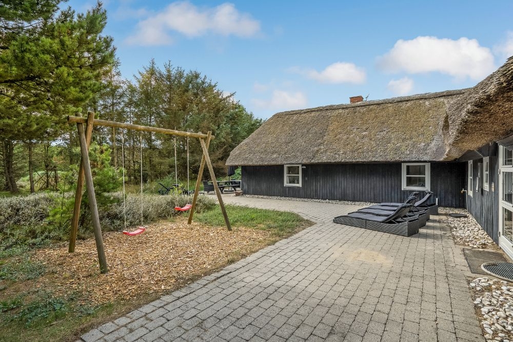 På terrassen i sommarhus nr 552 finns det plats för upp till 12 gäster.