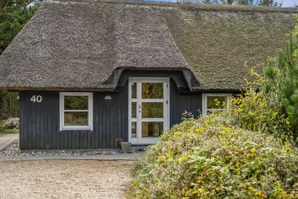 I Vestjylland ligger detta vackra poolhus nr 552 med plats för 12 personer.