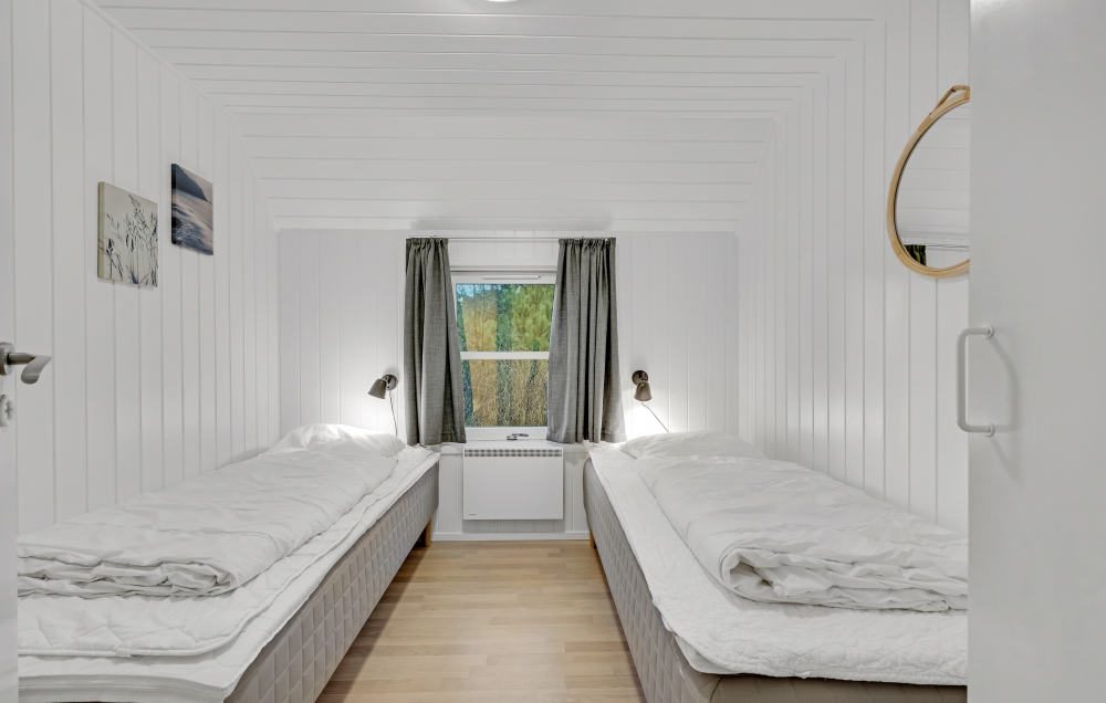 Ett av de 6 utmärkta sovrummen i lyxstuga nr 552 i Vestjylland.