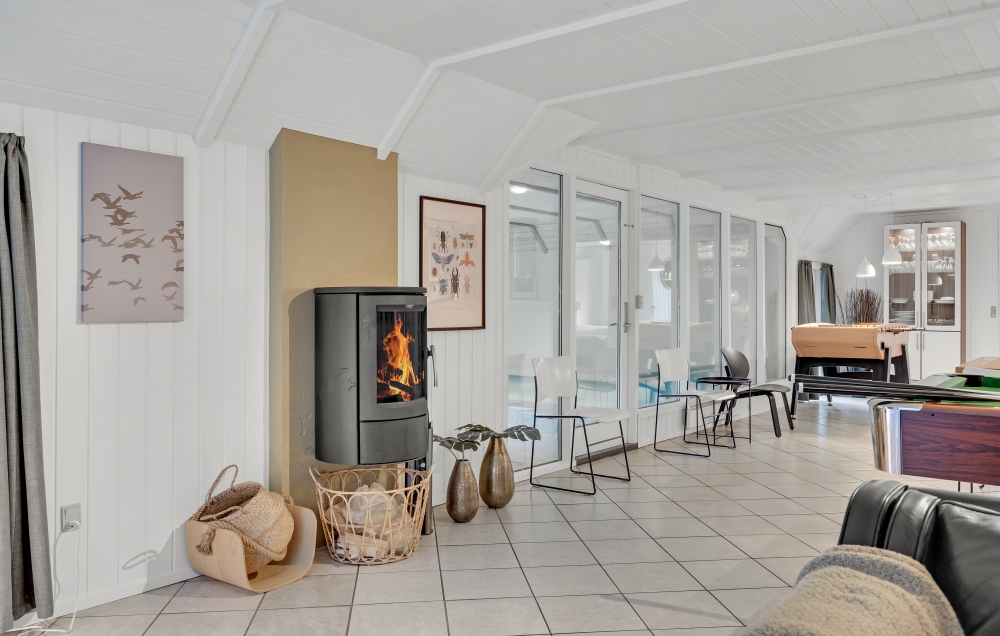 Det stora ljusa vardagsrummet i lyxstuga nr 552 för 12.