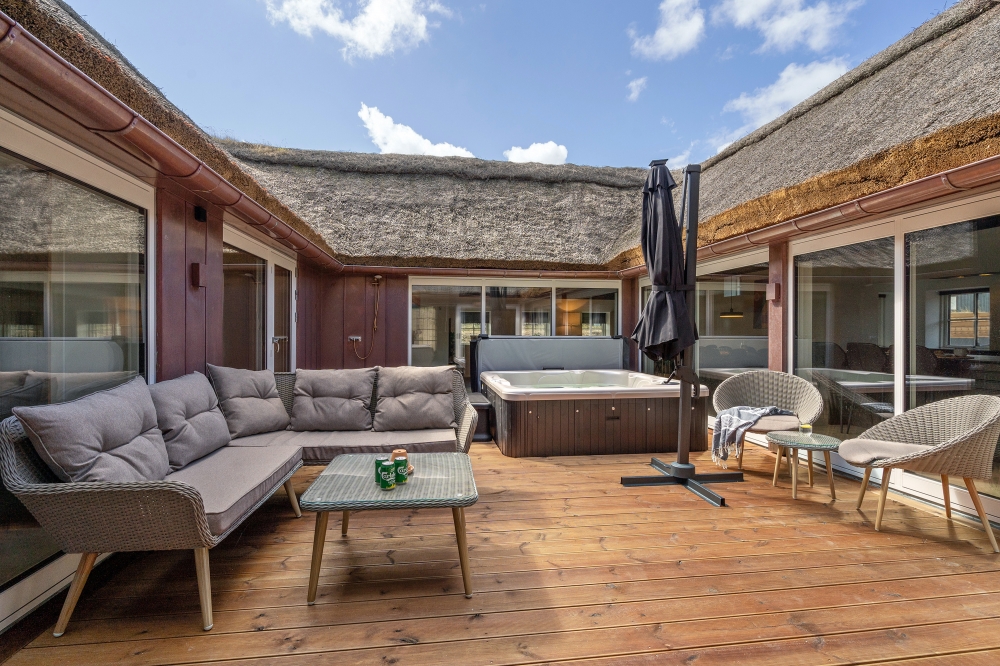 Njut av en grillkväll på terrassen i lyxstuga nr 580 i Vestjylland
