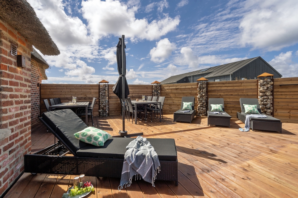 På terrassen i sommarhus nr 580 finns det plats för upp till 16 gäster.