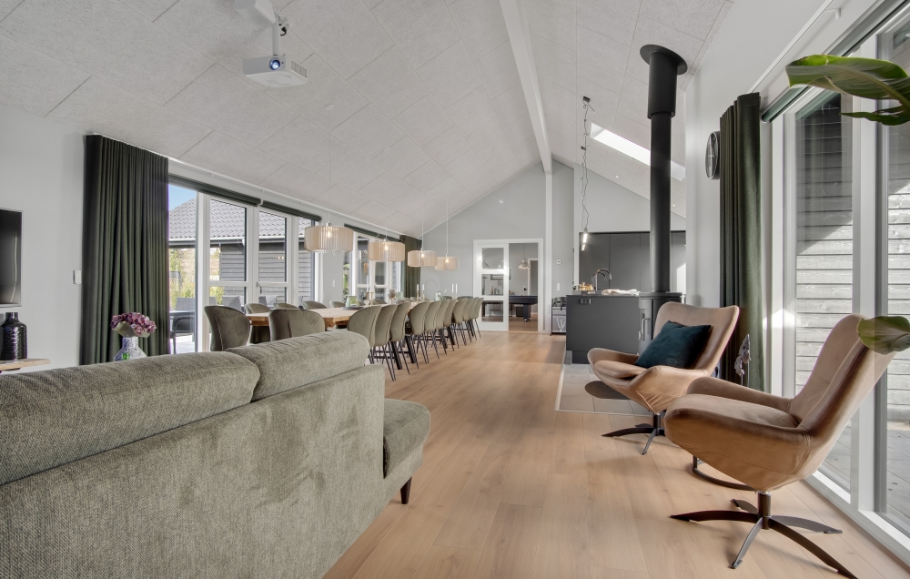 Det stora ljusa vardagsrummet i lyxstuga nr 554 för 26.