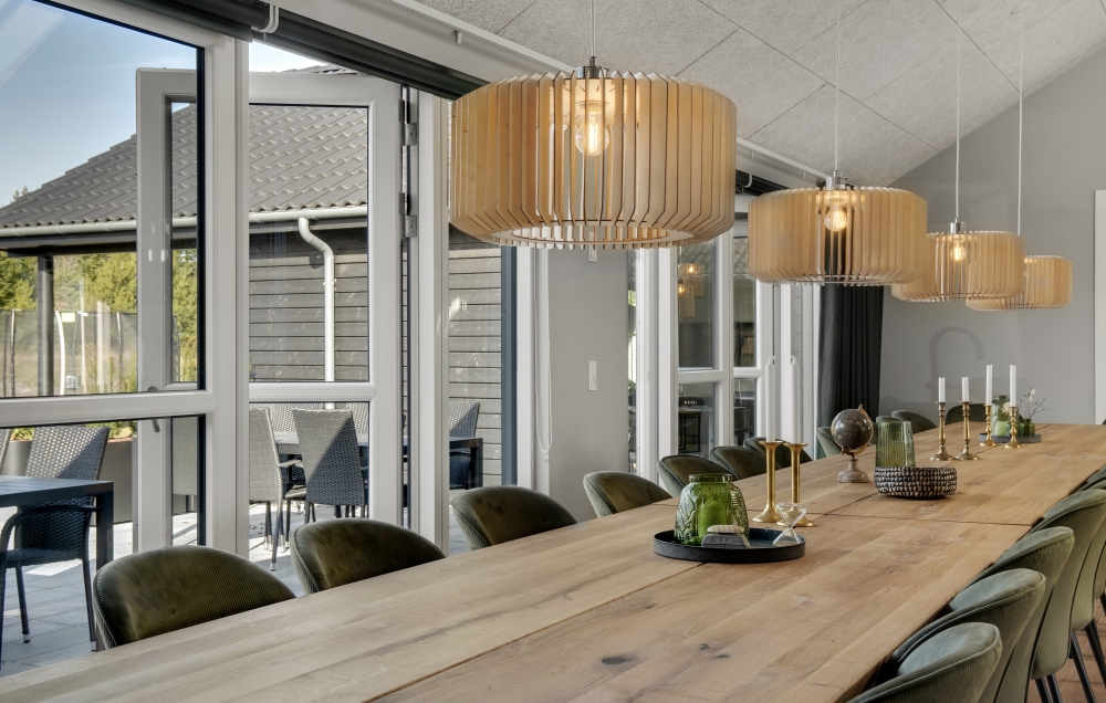 Vardagsrummet i lyxstuga nr. 554 har plats för 26 personer.