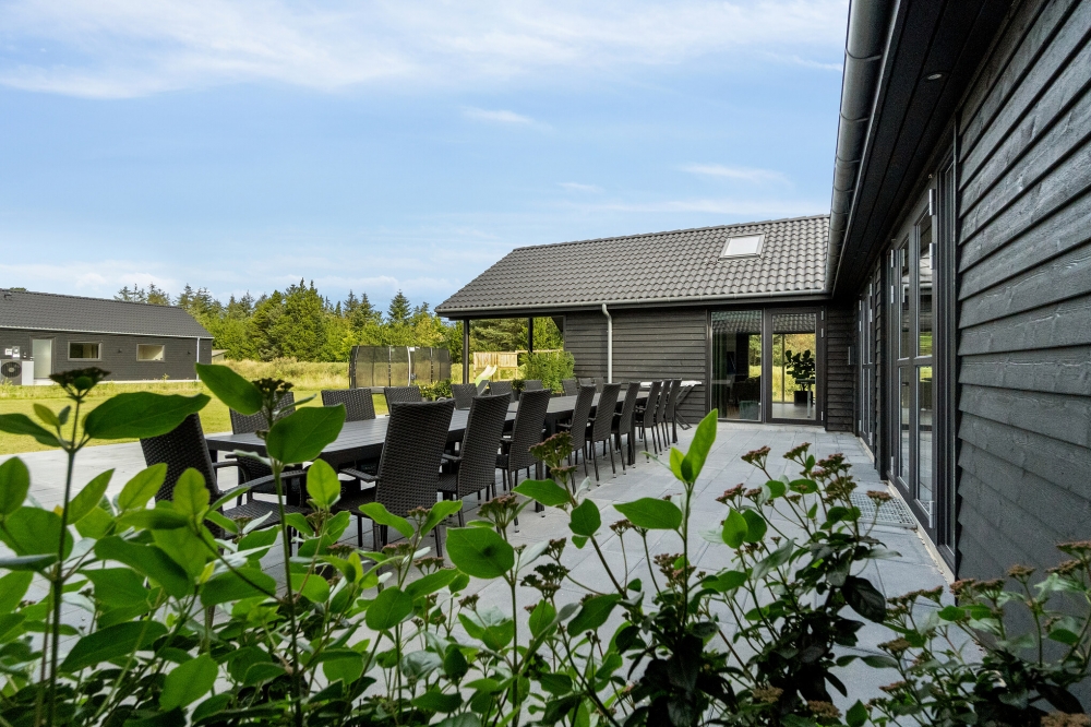 Njut av en grillkväll på terrassen i lyxstuga nr 554 i Vestjylland