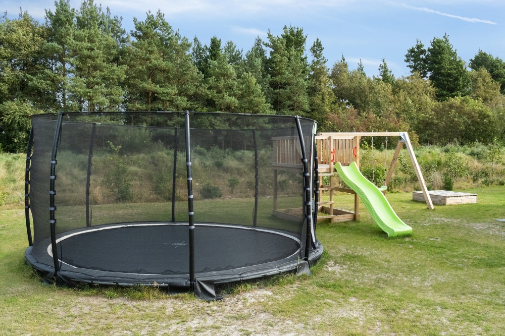 Till den trevliga sommarstugan nr 554 i Vestjylland erbjuds en mängd utomhusaktiviteter, t.ex. lektorn och gungor