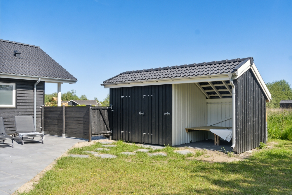 Till den trevliga sommarstugan nr 578 i Lolland/Falster/Møn erbjuds en mängd utomhusaktiviteter, t.ex. lektorn och gungor