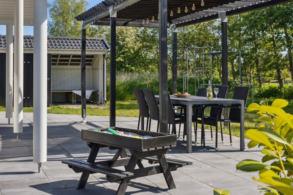 Lyxstuga nr 578 har en härlig terrass med sköna trädgårdsmöbler för 12 personer.