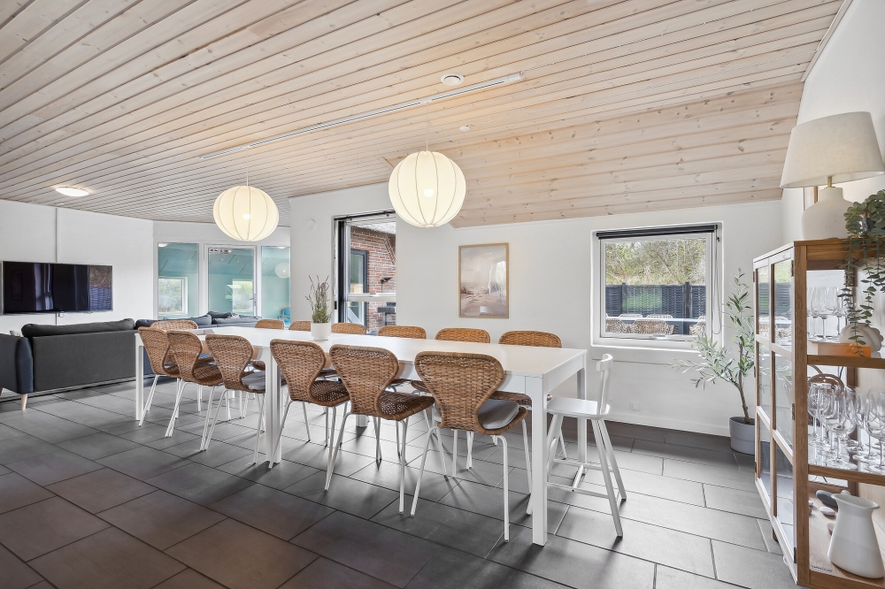 Det stora ljusa vardagsrummet i lyxstuga nr 557 för 14.