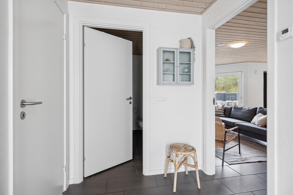 Den rymliga entrén i lyxstuga nr 557 i Vestjylland