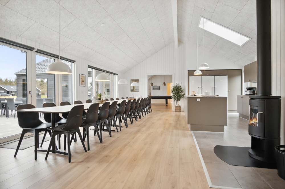 Det stora ljusa vardagsrummet i lyxstuga nr 579 för 26.