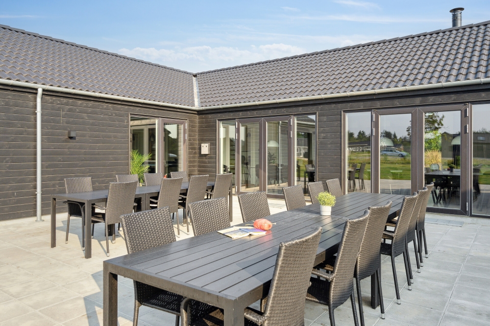 Njut av en grillkväll på terrassen i lyxstuga nr 579 i Vestjylland