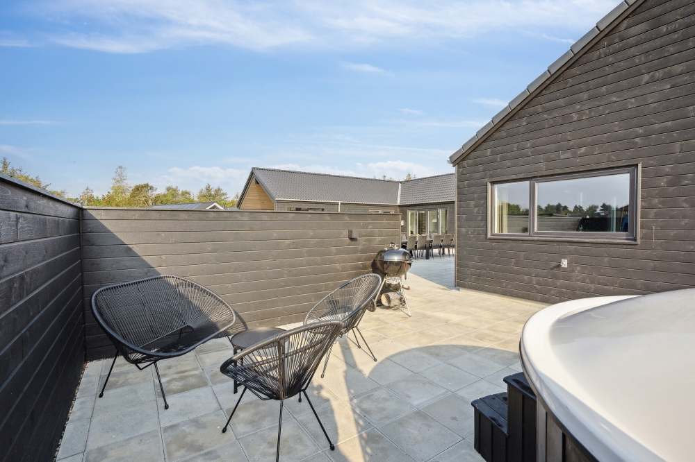 Stor terrass i lyxstuga nr 579 i Vestjylland.