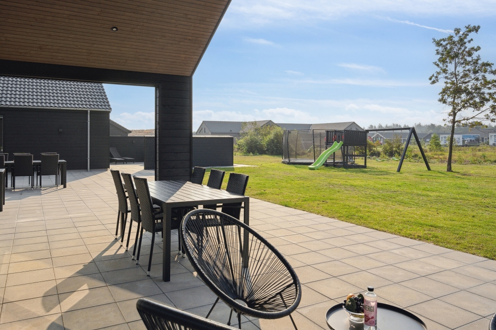 På terrassen i sommarhus nr 579 finns det plats för upp till 26 gäster.