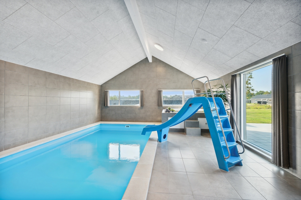 Den härliga poolen i lyxstuga nr 579 för 26 personer