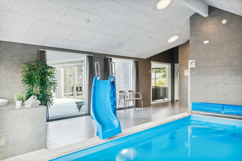 Sommarstuga 579 är inredd med en smakfull poolavdelning som har vattenrutschbana, ett stort inbyggt spapad och bastu