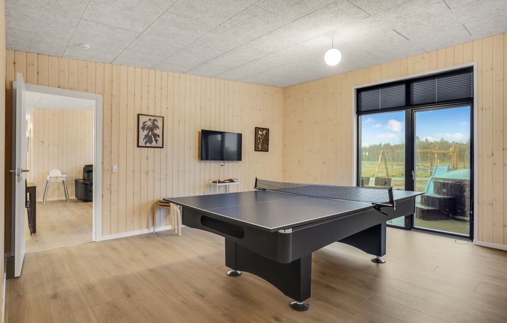 Förutom de många timmar som du kan tillbringa i stugans poolavdelning erbjuder lyxstuga 581 även biljard, bordtennis och dart