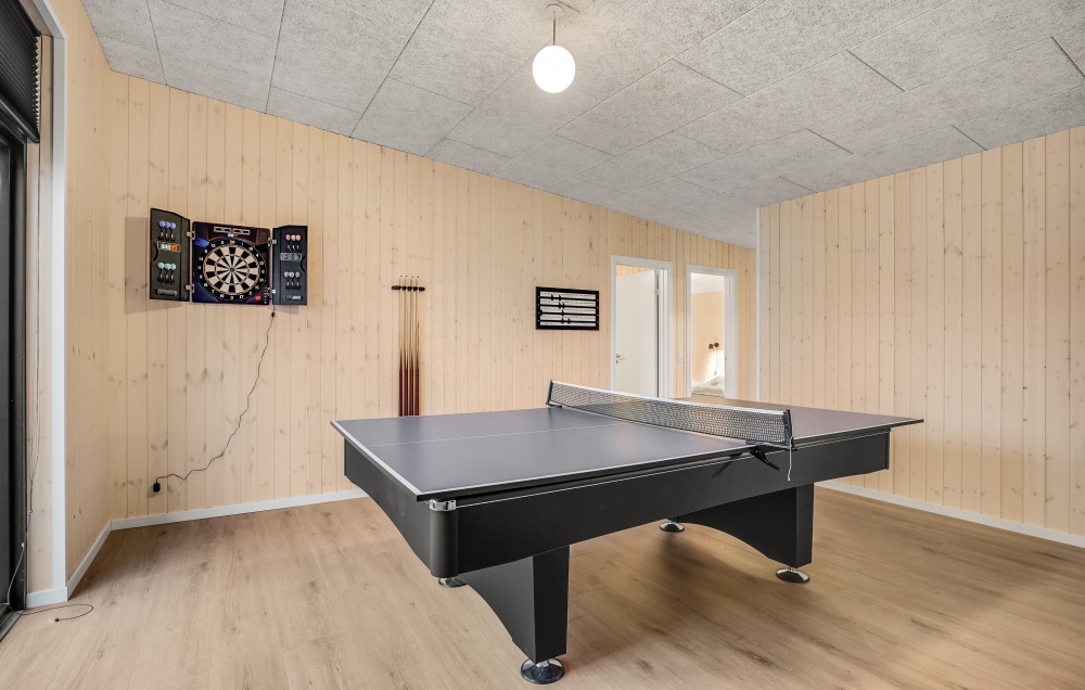 Lyxstuga 581 för 16 personer har ett stort aktivitetsrum med bl.a. biljard och dart