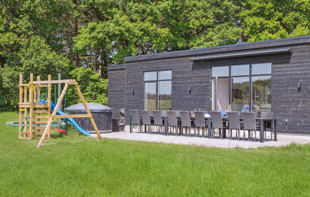 Lyxstuga nr 581 har en härlig terrass med sköna trädgårdsmöbler för 16 personer.