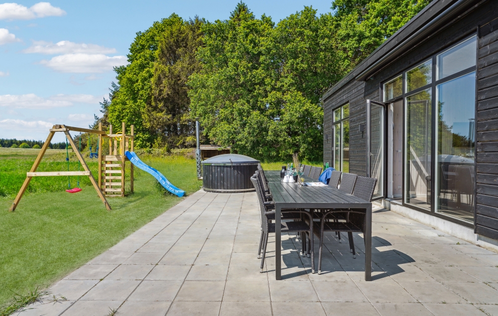 På terrassen i sommarhus nr 581 finns det plats för upp till 16 gäster.