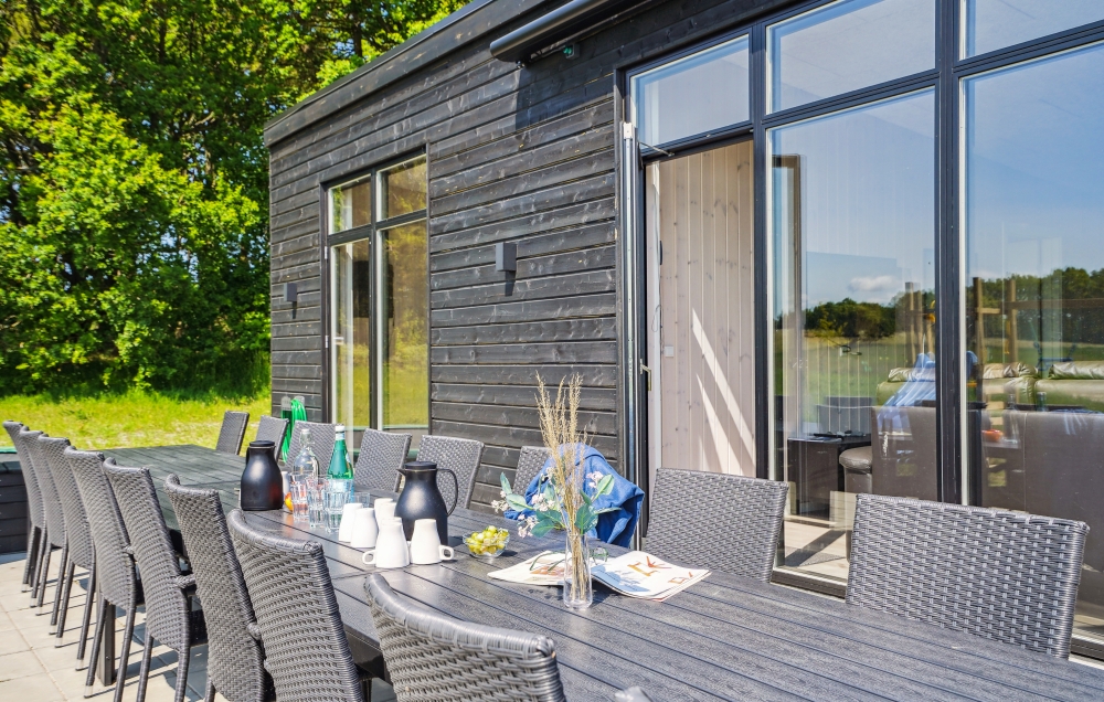 Njut av en grillkväll på terrassen i lyxstuga nr 581 i Østjylland