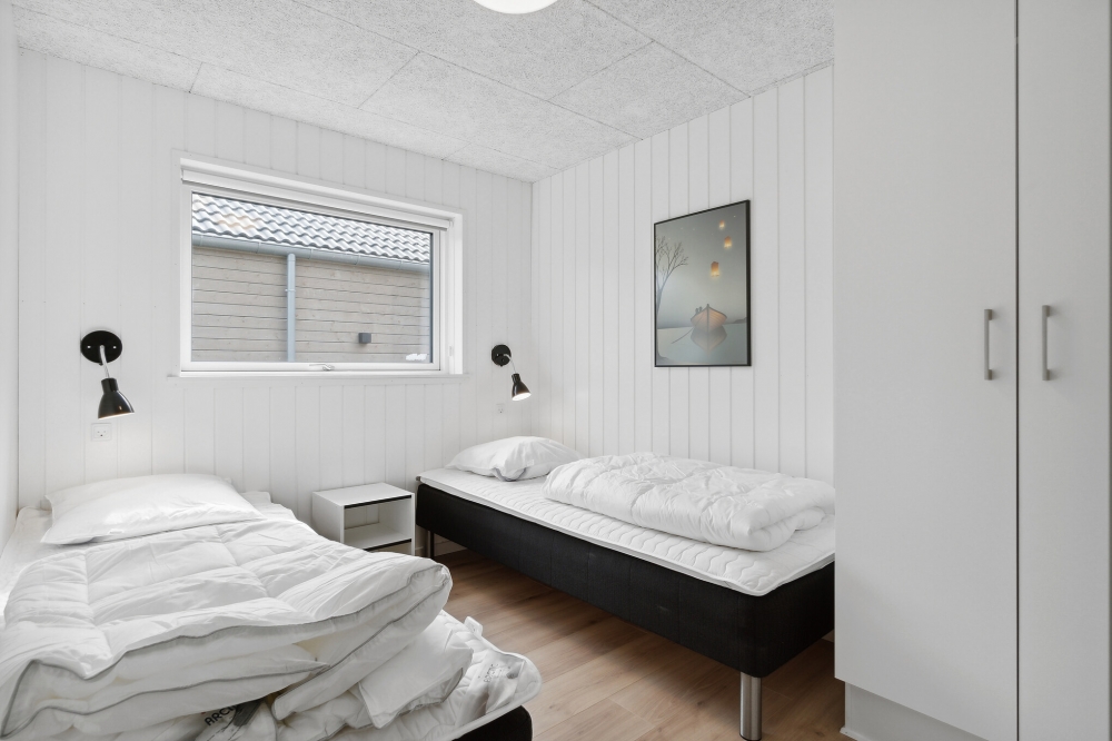 Ett av de 7 utmärkta sovrummen i lyxstuga nr 590 i Sydjylland.
