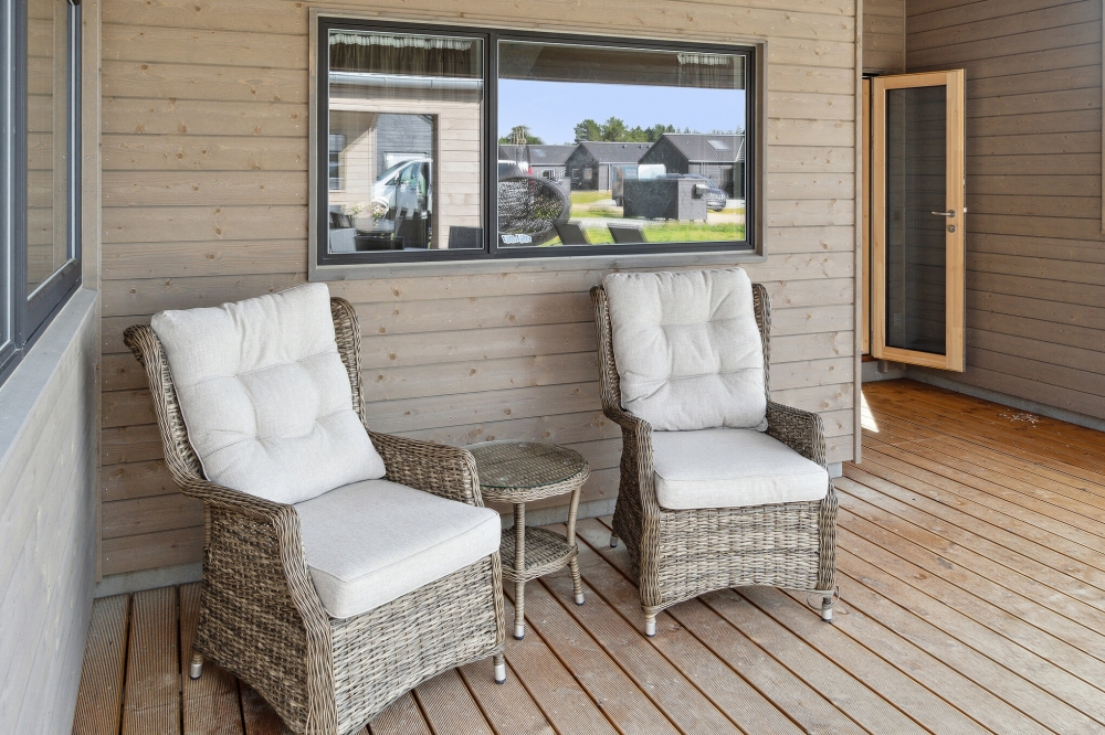 Njut av en grillkväll på terrassen i lyxstuga nr 590 i Sydjylland