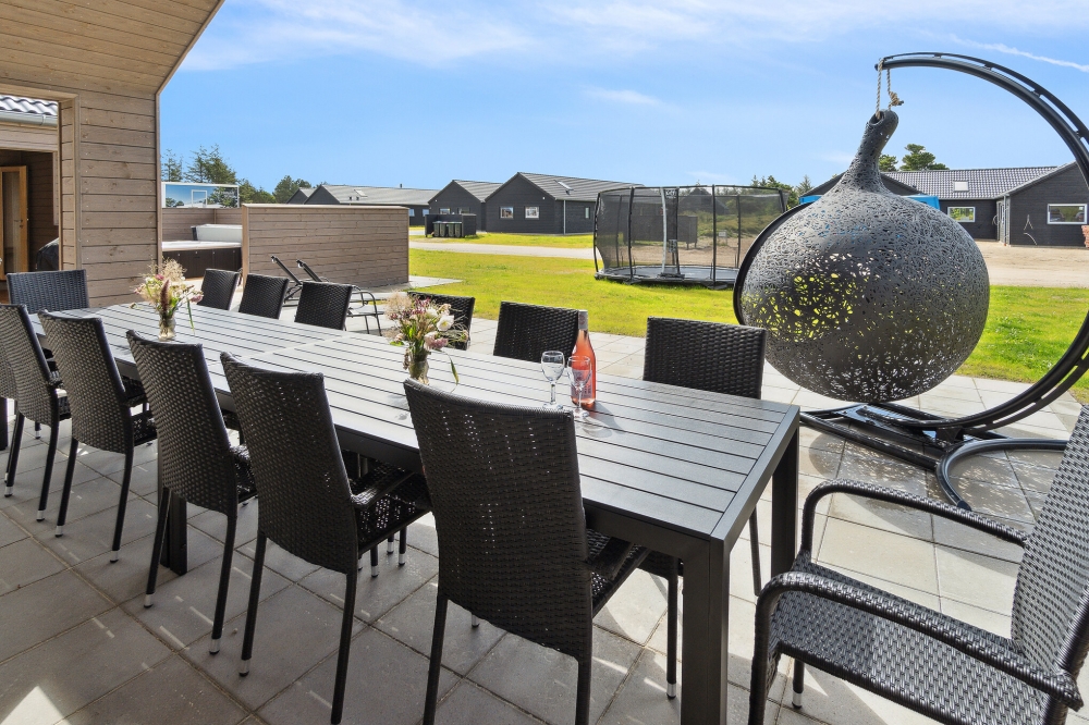 På terrassen i sommarhus nr 590 finns det plats för upp till 18 gäster.