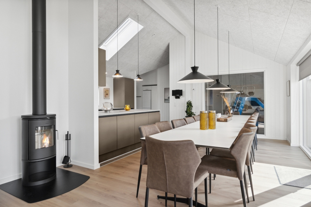 Det stora ljusa vardagsrummet i lyxstuga nr 590 för 18.