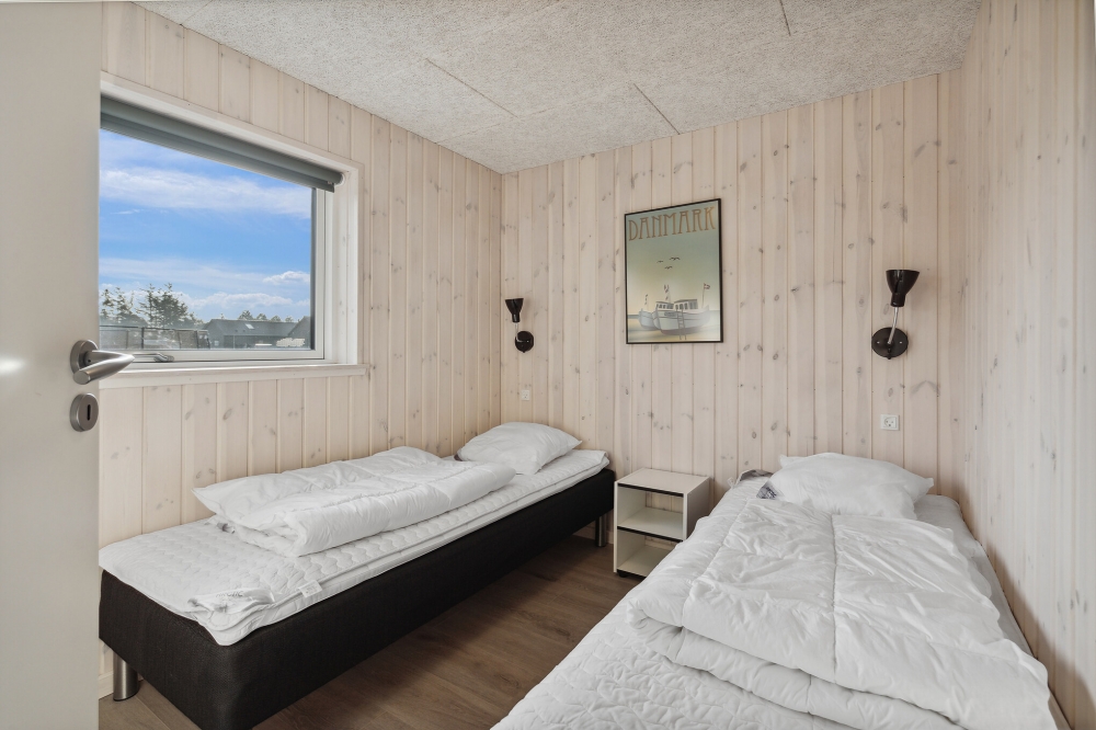 Ett av de 8 utmärkta sovrummen i lyxstuga nr 591 i Sydjylland.