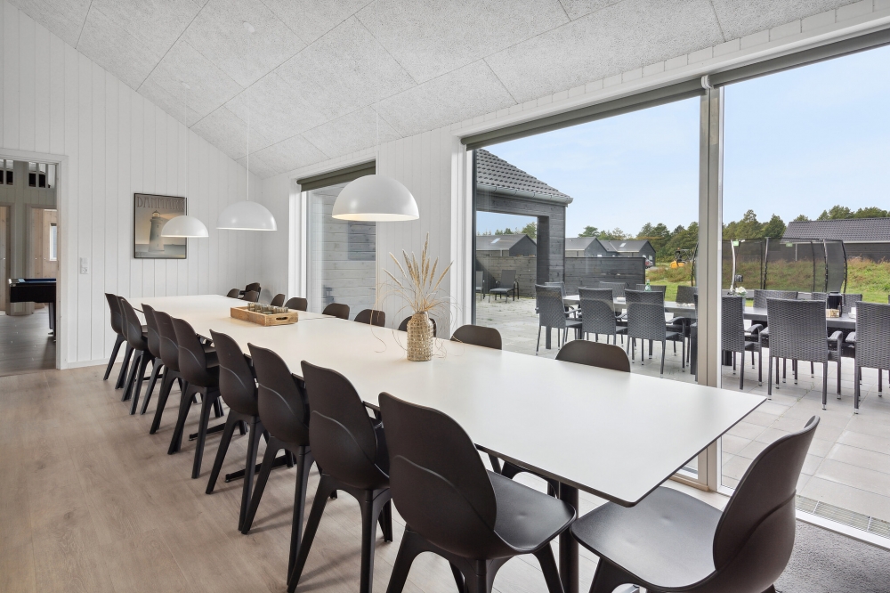 Det stora ljusa vardagsrummet i lyxstuga nr 591 för 20.