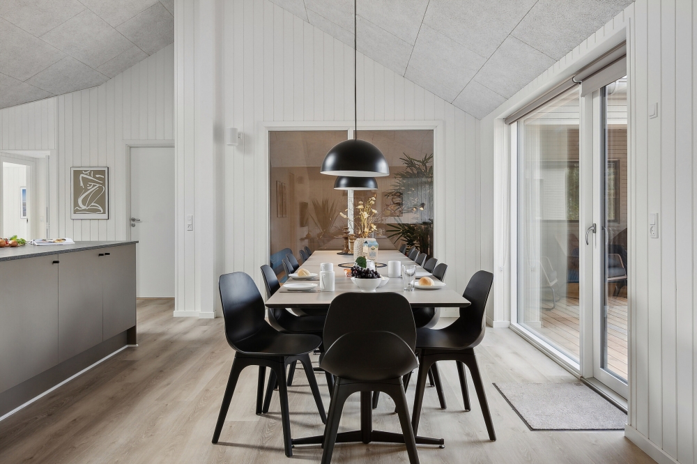 Vardagsrummet i lyxstuga nr. 593 har plats för 14 personer.