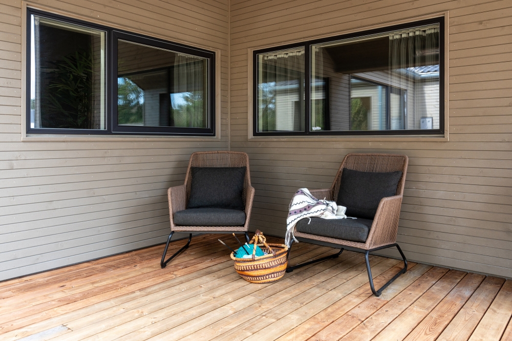 Njut av en grillkväll på terrassen i lyxstuga nr 593 i Sydjylland