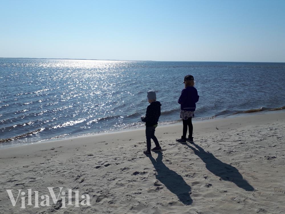 Stranden i närheten av lyxhus 596 i Sydjylland bjuder in till en promenad.