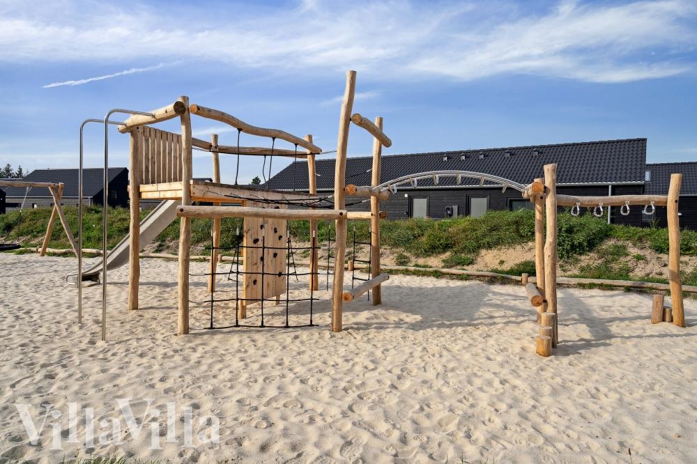 Till den trevliga sommarstugan nr 596 i Sydjylland erbjuds en mängd utomhusaktiviteter, t.ex. lektorn och gungor