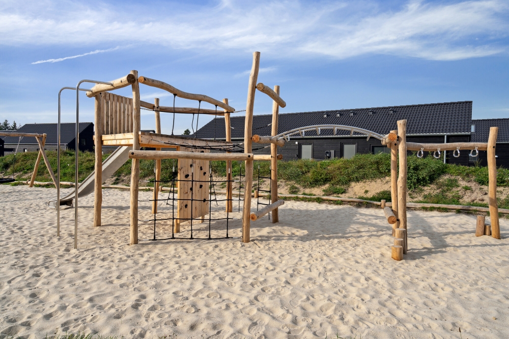 Till den trevliga sommarstugan nr 596 i Sydjylland erbjuds en mängd utomhusaktiviteter, t.ex. lektorn och gungor