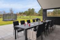 Njut av en grillkväll på terrassen i lyxstuga nr 596 i Sydjylland