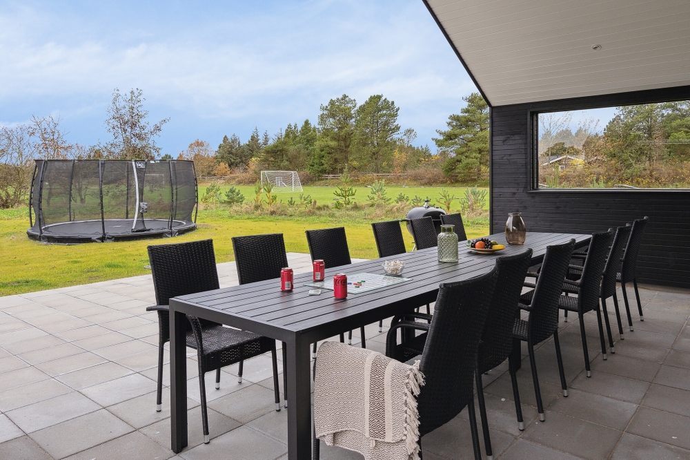 Njut av en grillkväll på terrassen i lyxstuga nr 596 i Sydjylland